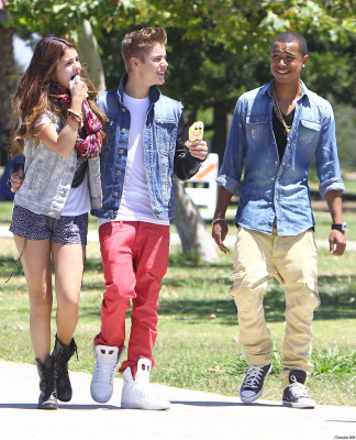 30.06 | Justin Bieber, Selena Gomez Khalil em Encino, Califórnia