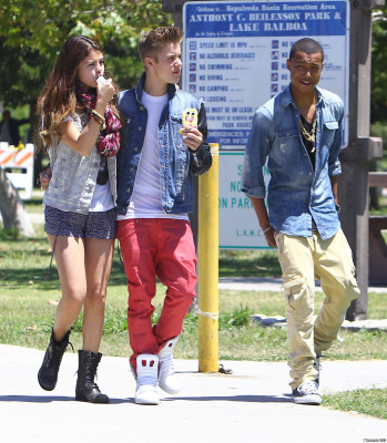 30.06 | Justin Bieber, Selena Gomez Khalil em Encino, Califórnia