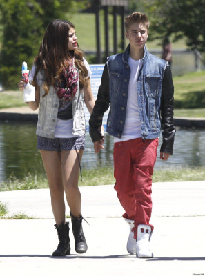 30.06 | Justin Bieber, Selena Gomez Khalil em Encino, Califórnia