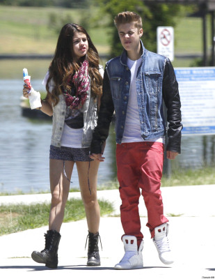 30.06 | Justin Bieber, Selena Gomez Khalil em Encino, Califórnia