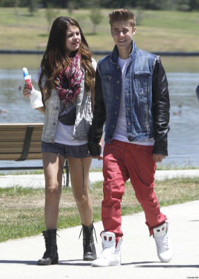 30.06 | Justin Bieber, Selena Gomez Khalil em Encino, Califórnia