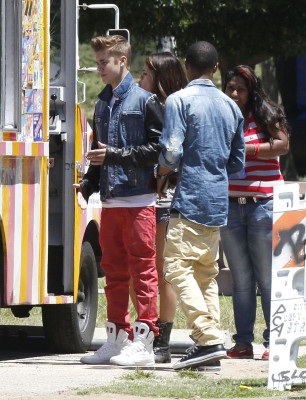 30.06 | Justin Bieber, Selena Gomez Khalil em Encino, Califórnia