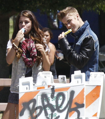 30.06 | Justin Bieber, Selena Gomez Khalil em Encino, Califórnia