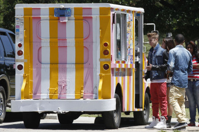 30.06 | Justin Bieber, Selena Gomez Khalil em Encino, Califórnia