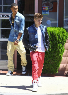 30.06 | Justin Bieber, Selena Gomez Khalil em Encino, Califórnia