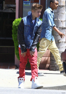 30.06 | Justin Bieber, Selena Gomez Khalil em Encino, Califórnia