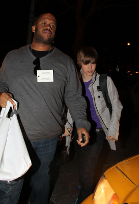 04.10 | Justin Bieber chegando em seu hotel em NY