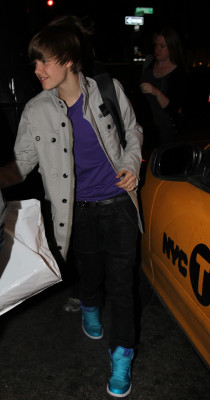 04.10 | Justin Bieber chegando em seu hotel em NY