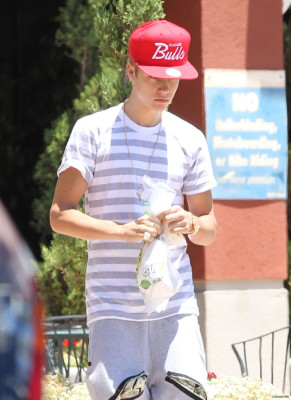 07.01 | Justin Bieber deixando restaurante na Califórnia