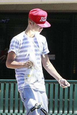 07.01 | Justin Bieber deixando restaurante na Califórnia