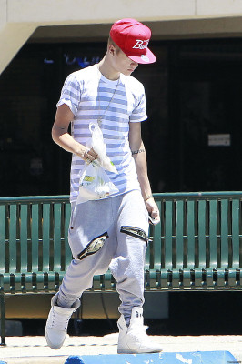 07.01 | Justin Bieber deixando restaurante na Califórnia