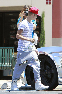 07.01 | Justin Bieber deixando restaurante na Califórnia