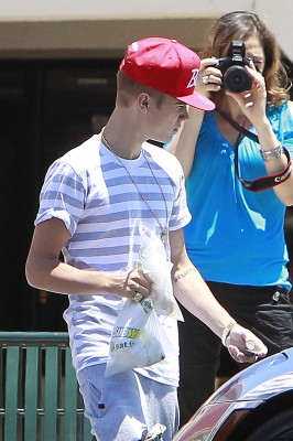 07.01 | Justin Bieber deixando restaurante na Califórnia