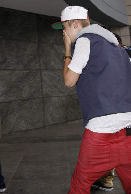 07.03 | Justin Bieber chegando em uma reunião em Los Angeles