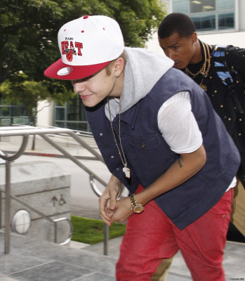 07.03 | Justin Bieber chegando em uma reunião em Los Angeles