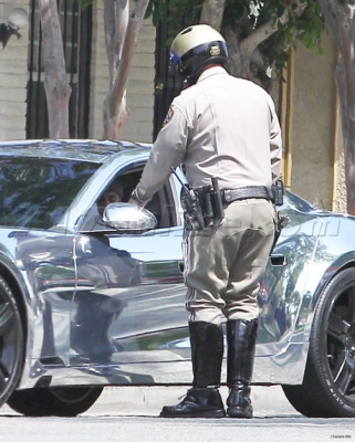 07.06 | Justin Bieber sendo multado por excesso de velocidade em Los Angeles