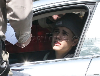 07.06 | Justin Bieber sendo multado por excesso de velocidade em Los Angeles