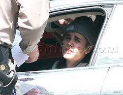 07.06 | Justin Bieber sendo multado por excesso de velocidade em Los Angeles