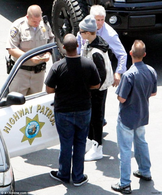 07.06 | Justin Bieber sendo multado por excesso de velocidade em Los Angeles