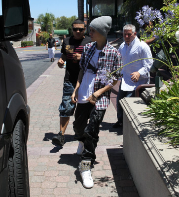 07.07 | Justin Bieber deixando restaurante em Los Angeles