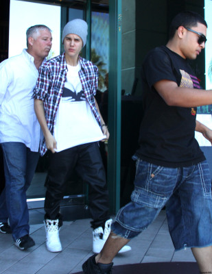 07.07 | Justin Bieber deixando restaurante em Los Angeles