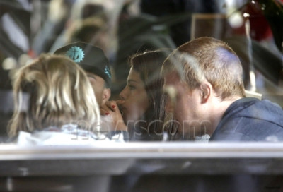 15.07 | Justin Bieber e Selena Gomez em restaurante em Melbourne, Austrália