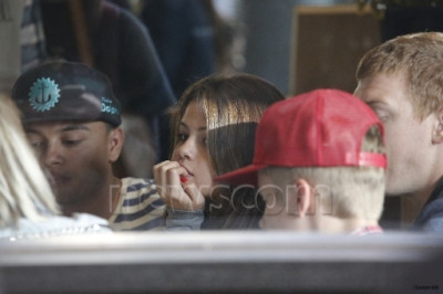 15.07 | Justin Bieber e Selena Gomez em restaurante em Melbourne, Austrália