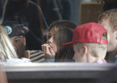 15.07 | Justin Bieber e Selena Gomez em restaurante em Melbourne, Austrália