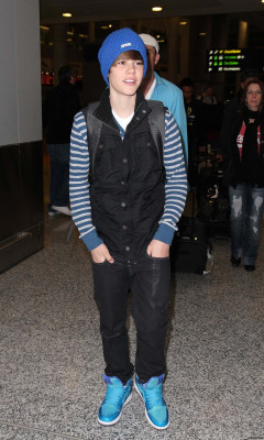 17.04 | Justin Bieber chegando no aeroporto em Toronto