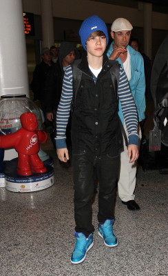 17.04 | Justin Bieber chegando no aeroporto em Toronto