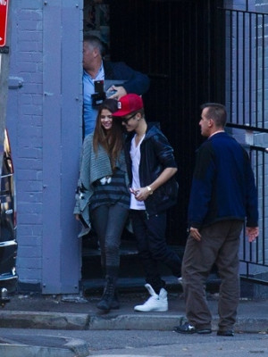17.07 | Justin Bieber e Selena Gomez fazendo compras na Austrália