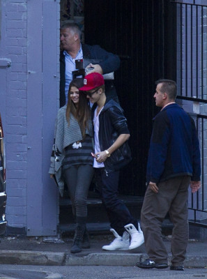 17.07 | Justin Bieber e Selena Gomez fazendo compras na Austrália