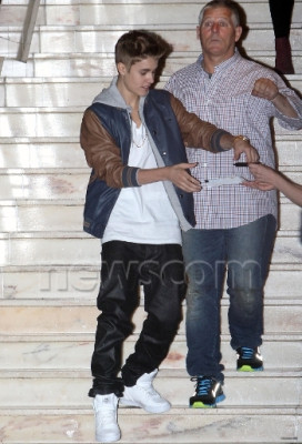 20.07 | Justin Bieber deixando o hotel Langham Hotel