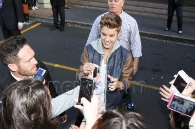 20.07 | Justin Bieber conhecendo seus fãs ao sair do Langham Hotel