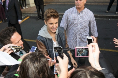 20.07 | Justin Bieber conhecendo seus fãs ao sair do Langham Hotel