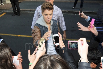 20.07 | Justin Bieber conhecendo seus fãs ao sair do Langham Hotel