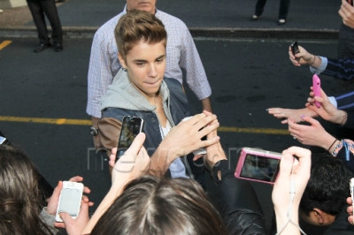 20.07 | Justin Bieber conhecendo seus fãs ao sair do Langham Hotel