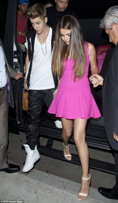 22.07 | Justin Bieber janta com Selena Gomez após TCA 2012