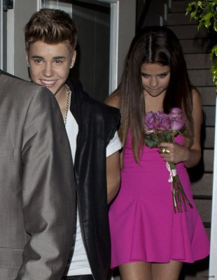 22.07 | Justin Bieber janta com Selena Gomez após TCA 2012