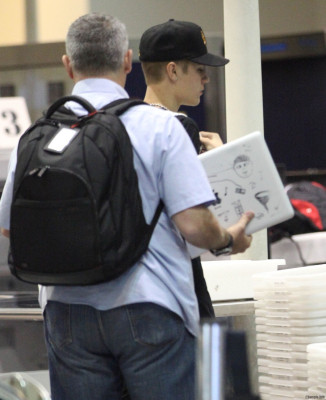 24.07 | Justin Bieber no aeroporto LAX, em Los Angeles