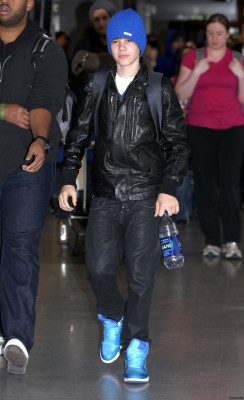 20.04 | Justin Bieber chegando no aeroporto no Japão