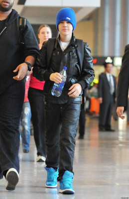 20.04 | Justin Bieber chegando no aeroporto no Japão