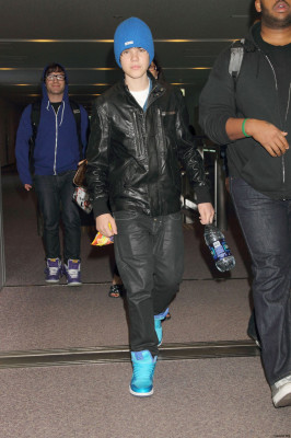 20.04 | Justin Bieber chegando no aeroporto no Japão