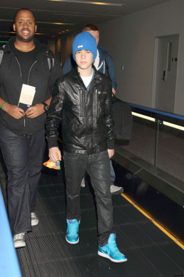 20.04 | Justin Bieber chegando no aeroporto no Japão