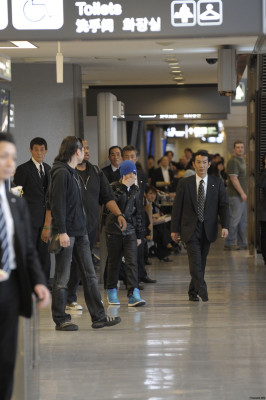 20.04 | Justin Bieber chegando no aeroporto no Japão