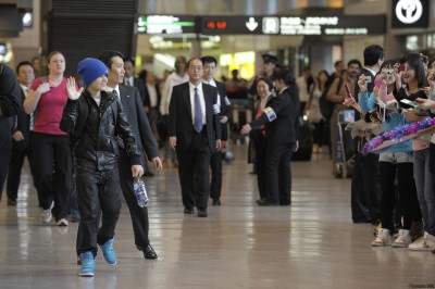 20.04 | Justin Bieber chegando no aeroporto no Japão