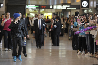 20.04 | Justin Bieber chegando no aeroporto no Japão