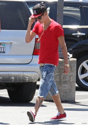 28.07 | Justin Bieber deixando restaurante em Los Angeles