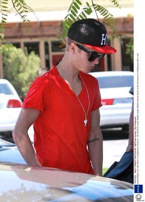 28.07 | Justin Bieber deixando restaurante em Los Angeles