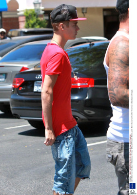 28.07 | Justin Bieber deixando restaurante em Los Angeles